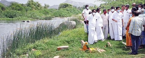 கும்மனூர் தென்பெண்ணை ஆற்றின் குறுக்கே பாலம் கட்டுவது குறித்து அசோக்குமார் எம்எல்ஏ ஆய்வு மேற்கொண்டார்.