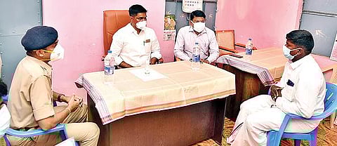 கல்லரபாடியில் தேசிய தூய்மை பணியாளர் ஆணைய தலைவர் வெங்கடேசன் நேற்று விசாரணை நடத்தினார். அருகில், ஆட்சியர் முருகேஷ், எஸ்.பி., பவன்குமார் உள்ளிட்டோர்.