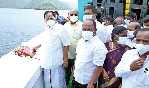 குடியாத்தம் அடுத்த மோர்தானா அணையிலிருந்து நேற்று தண்ணீர் திறந்து வைத்த அமைச்சர் துரைமுருகன். அருகில், மாவட்ட ஆட்சியர் குமாரவேல் பாண்டியன், நாடாளுமன்ற உறுப்பினர் கதிர்ஆனந்த், எம்எல்ஏ நந்தகுமார் உள்ளிட்டோர்.