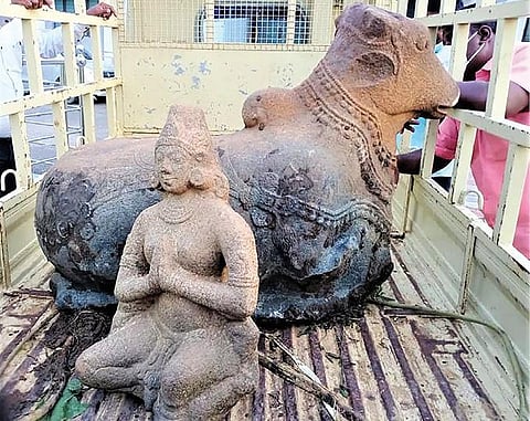 முத்தாலங்குறிச்சி தாமிரபரணி ஆற்றில் இருந்து மீட்கப்பட்ட நந்தி மற்றும் பெண் சிலை.