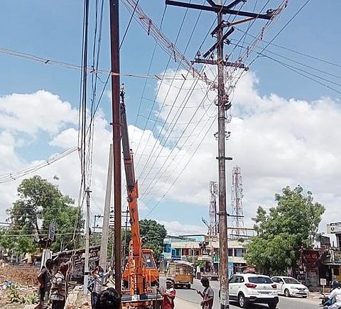 பாளையங்கோட்டை சமாதானபுரத்தில் மின் பராமரிப்பு பணிகளில் ஈடுபட்ட ஊழியர்கள். படம்: மு.லெட்சுமி அருண்