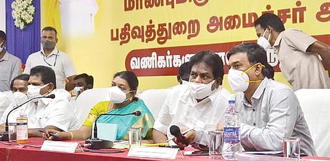 திருநெல்வேலியில் நடைபெற்ற 5 மாவட்ட வணிகர்களுடனான கலந்தாய்வு கூட்டத்தில் அமைச்சர்கள் பி.மூர்த்தி, பெ.கீதாஜீவன், அனிதா ஆர்.ராதாகிருஷ்ணன், த. மனோதங்கராஜ் மற்றும் அதிகாரிகள் பங்கேற்றனர். படம்: மு.லெட்சுமி அருண்.