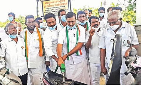 விழுப்புரத்தில் ராகுல் காந்தி பிறந்தநாளை முன்னிட்டு பெட்ரோல் விலையை கண்டித்து பொதுமக்களுக்கு காங்கிரஸ் சார்பில் பெட்ரோல் விநியோகம் செய்யப்ப்பட்டது.