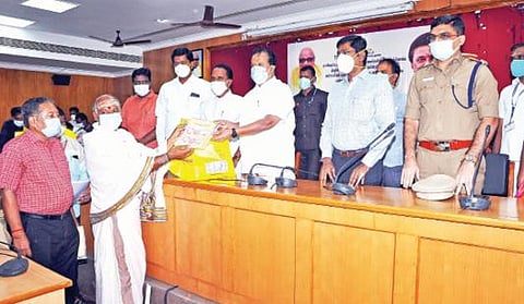 விழுப்புரம் ஆட்சியர் அலுவலகத்தில் அர்ச்சகர்கள் மற்றும் பூசாரிகளுக்கு நிவாரணத்தொகை மற்றும் நலத்திட்ட உதவிகளை அமைச்சர் பொன்முடி வழங்கினார். அருகில் ஆட்சியர் மோகன் உள்ளார்.