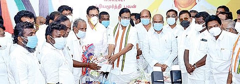 அகில இந்திய காங்கிரஸ் முன்னாள் தலைவர் ராகுல்காந்தியின் 50-வது பிறந்த நாளை ஒட்டி சென்னை சத்தியமூர்த்தி பவனில் தமிழக காங்கிரஸ் கமிட்டி தலைவர் கே.எஸ்.அழகிரி பயனாளிகளுக்கு நலத்திட்டங்களை வழங்கினார். உடன் கட்சி நிர்வாகிகள்.படம் க.ஸ்ரீபரத்