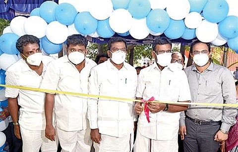 பாரிவாக்கம் ஊராட்சியில் கட்டப்பட்டுள்ள புதிய அரசு ஆரம்ப சுகாதார நிலையத்தை பால்வளத் துறை அமைச்சர் சா.மு.நாசர் நேற்று திறந்து வைத்தார். உடன் மாவட்ட ஆட்சியர் ஆல்பி ஜான் வர்கீஸ்.