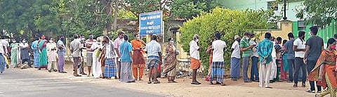 கரோனா தடுப்பூசி போடுவதற்காக ஈரோடு மாவட்டம் மொடக்குறிச்சி அரசு ஆரம்ப சுகாதார நிலையத்தில் அதிகாலை முதல் நீண்ட வரிசையில் காத்திருந்த பொதுக்கள்.