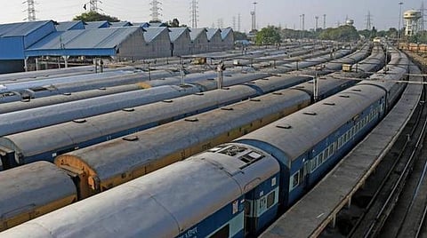 நாடு முழுவதும் கரோனா பாதிப்பு குறைந்து வரும் நிலையில் கூடுதலாக 660 ரயில்களை இயக்க ரயில்வே ஒப்புதல்