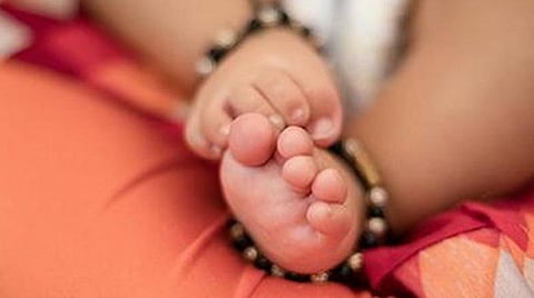 வறுமையால் குழந்தையை ரூ.3,000-க்கு விற்ற தாய்: மனம் மாறி மீட்டுத் தர போலீஸில் புகார்