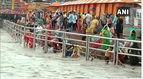 ஹரித்துவாரில் மீண்டும் குவிந்த பக்தர்கள்: சமூக இடைவெளியின்றி புனித நீராடல்