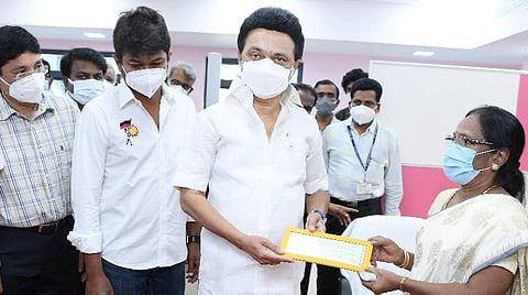 பவானி தேவியின் தாயாரிடம் நிதியுதவி வழங்கிய முதல்வர் ஸ்டாலின்.