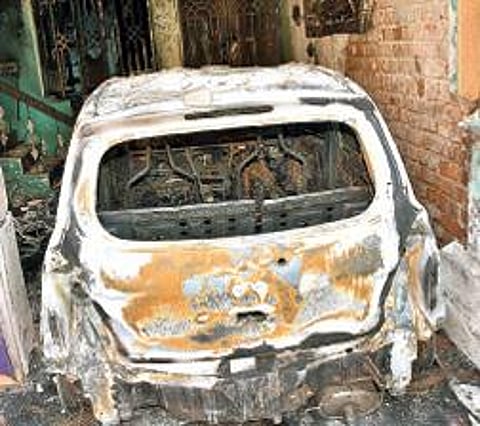 தீ வைத்து எரிக்கப்பட்ட கார்.