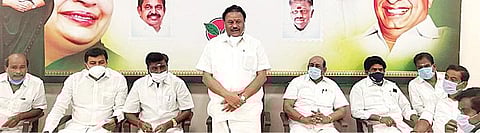 திண்டுக்கல்லில் நடந்த அதிமுக மேற்கு மாவட்ட நிர்வாகிகள் கூட்டத்தில் பேசிய முன்னாள் அமைச்சர் திண்டுக்கல் சி.சீனிவாசன்.