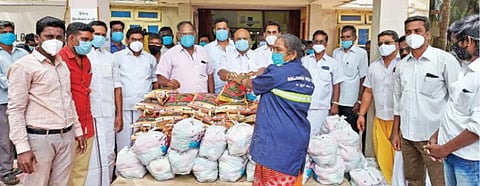 அண்ணாமலைநகர் பேரூராட்சியில் பணியாற்றும் தூய்மைப்பணியாளர்களுக்கு எம்எல்ஏ பாண்டியன் நிவாரண பொருட்கள் வழங்கினார்.