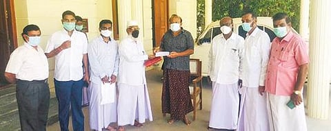 லால்பேட்டை முஸ்லிம் பட்டதாரிகள் கல்விச் சங்கத்தினர் வேளாண்அமைச்சர் எம்.ஆர்.கே.பன்னீர்செல்வத்திடம் முதல்வர் பொதுநிவாரண நிதிக்கு ரூ. 1 லட்சத்துக்கான காசோலையை வழங்கினர்.