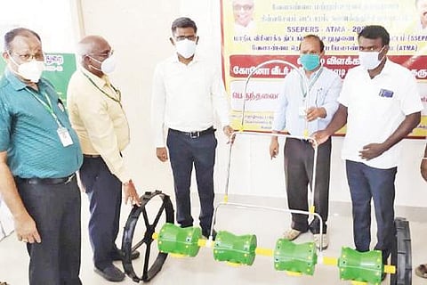 ரூ.4 ஆயிரம் மானியத்தில் நடவு இயந்திரங்களை விவசாயிகளுக்கு வழங்கும் கள்ளக்குறிச்சி மாவட்ட ஆட்சியர் பி.என்.தர்.