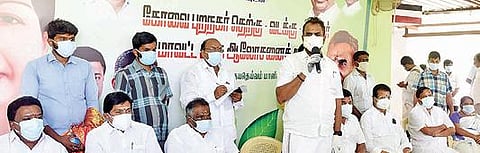 கோவையில் நேற்று நடைபெற்ற ஆலோசனை கூட்டத்தில் பேசிய அதிமுக கொறடாவும், எம்எல்ஏவுமான எஸ்.பி.வேலுமணி உள்ளிட்டோர். படம்: ஜெ.மனோகரன்