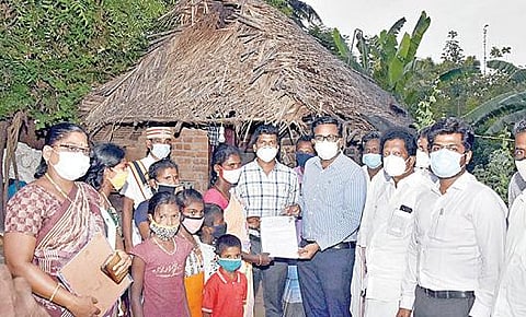 பேராவூரணி அருகே வீட்டுமனைப் பட்டா வழங்குமாறு வாட்ஸ்அப் வழியாக கோரிய பெண்ணின் வீட்டுக்கே சென்று பட்டா தந்த ஆட்சியர் தினேஷ் பொன்ராஜ் ஆலிவர்.