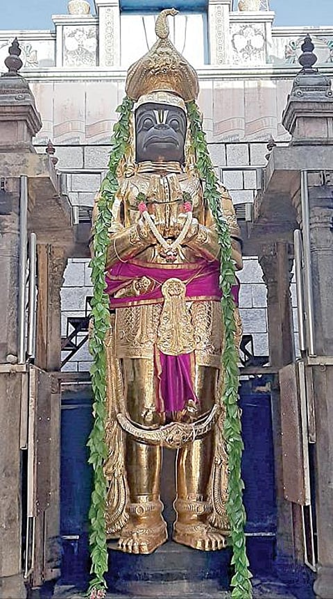 ஆனி மாதம் முதல் ஞாயிற்றுக்கிழமையை முன்னிட்டு நாமக்கல் ஆஞ்சநேயர் தங்கக் கவச அலங்காரத்தில் அருள்பாலித்தார்.