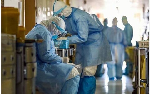 கரோனா தடுப்பு பணியில் ஈடுபட்டுள்ள மருத்துவர்களை தாக்குவோர் மீது வழக்கு பதிவு செய்ய வேண்டும்: மாநில அரசுகளுக்கு மத்திய அரசு உத்தரவு