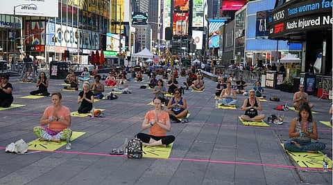 நியூயார்க் டைம்ஸ் சதுக்கத்தில் பிரமாண்ட யோகா நிகழ்ச்சி: 3000 பேர் பங்கேற்பு