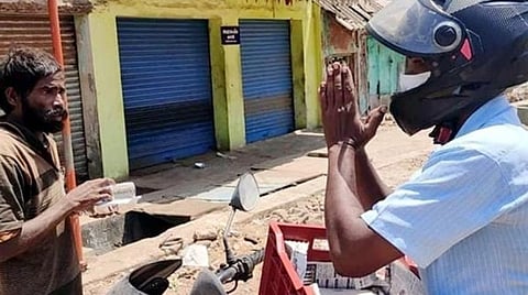 உணவின்றி தவிக்கும் ஆதரவற்றோருக்கு சொந்த செலவில் உணவு வழங்கும் காவலர்: குவியும் பாராட்டு