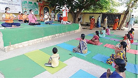 சிவகங்கை அருகே காஞ்சிரங்கால் அரசு பள்ளியில் மாவட்ட ஆட்சியர் பி.மதுசூதன்ரெட்டி தலைமையில் யோகா செய்த நூறு நாள் வேலை உறுதி திட்டத் தொழிலாளர்கள்.
