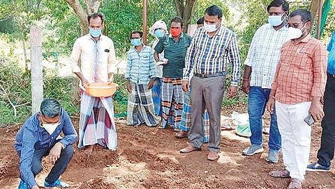 கல்வராயன்மலையில் மா, புளி செடிகளை நட்டு நாற்றங்கால் பணியை தொடங்கி வைக்கும் ஆட்சியர் பி.என்.தர் .