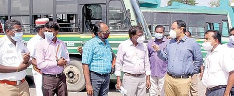 முழு ஊரடங்கு தளர்வுகள் காரணமாக நேற்று திருவள்ளூர் பேருந்து நிலையத்தில் பேருந்துகள் இயங்கத் தொடங்கின. இதையடுத்து, அங்கு கரோனா தடுப்பு நடவடிக்கைகள் மேற்கொள்ளப்படுகிறதா என்பது குறித்து, மாவட்ட ஆட்சியர் ஆல்பி ஜான் வர்கீஸ் ஆய்வு மேற்கொண்டார்.