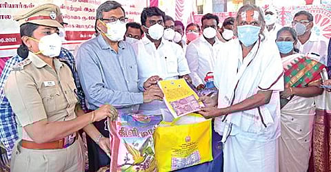 சேலம் அடுத்த ஓமலூர் கோட்டை மாரியம்மன் கோயிலில் நடைபெற்ற நிகழ்ச்சியில், கோயில் அர்ச்சகர்கள், பணியாளர்கள் உள்ளிட்டோருக்கு கரோனா உதவித்தொகை மற்றும் மளிகைப் பொருட்கள் தொகுப்பை ஆட்சியர் கார்மேகம் வழங்கினார். உடன் எம்பி பார்த்திபன், டிஎஸ்பி சங்கீதா உள்ளிட்டோர்.