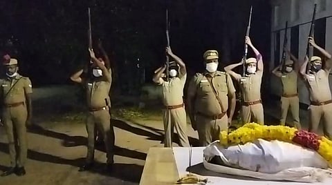 காவல் துறை மரியாதையுடன் அடக்கம் செய்யப்பட்ட மோப்ப நாய்.