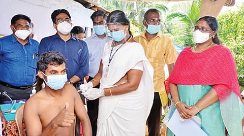 அம்பாசமுத்திரம் வட்டம் காரையாறு பகுதியிலுள்ள காணி பழங்குடியின மக்களுக்கான கரோனா தடுப்பூசி முகாமை ஆட்சியர் வே. விஷ்ணு தொடங்கி வைத்தார்.