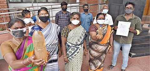 சேலம் சன்னியாசிகுண்டு அருகேயுள்ள குருவிப்பண்ணை ஏரியில் சுத்திகரிக்கப்படாத கழிவு நீர் கலப்பதால் நிலத்தடி நீர் மாசடைந்து வருவதாக குற்றம்சாட்டிய அப்பகுதி மக்கள் மாசடைந்த நீருடன் ஆட்சியர் அலுவலகத்துக்கு மனு அளிக்க வந்தனர். படம்: எஸ்.குரு பிரசாத்