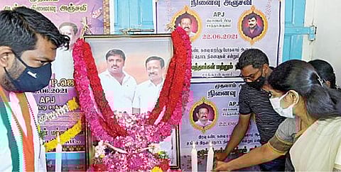 ஜெயராஜ், பென்னிக்ஸ் முதலாம் ஆண்டு நினைவு தினத்தையொட்டி அவர்களது படங்களுக்கு கனிமொழி எம்பி அஞ்சலி செலுத்தினார்.