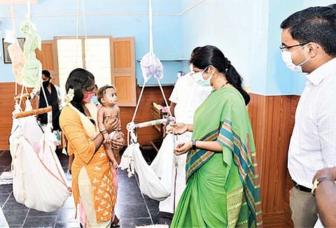 திருச்செந்தூர் அருகே அடைக்கலாபுரம் புனித சூசை அறநிலையத்தில் தொட்டில் குழந்தைகள் திட்டத்தின் கீழ் வளரும் குழந்தைகளை கனிமொழி எம்.பி. பார்வையிட்டார்.