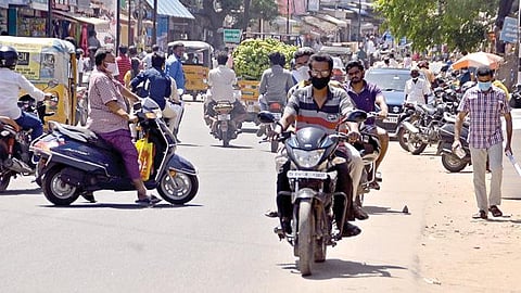 பாளையங்கோட்டை மார்க்கெட் பகுதியில் உள்ள திருச்செந்தூர் சாலை ஒருவழிச்சாலை என்றாலும், இருவழிச்சாலை போல இந்த சாலையை மக்களில் சிலர் பயன்படுத்துகின்றனர். படங்கள்: மு.லெட்சுமி அருண்