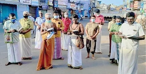 திருநெல்வேலி நெல்லையப்பர் காந்திமதி அம்மன் திருக்கோயில் திருத்தேர் முன் அடியார்கள் திருமுறை விண்ணப்பம் செய்தனர். படம்: மு.லெட்சுமி அருண்