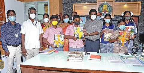 விழுப்புரம் மாவட்டத்தில் பள்ளி மாணவ, மாணவிகளுக்கு இலவச பாட புத்தகங்கள் வழங்கும் பணியை ஆட்சியர் மோகன் தொடக்கி வைத்தார்.