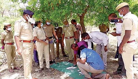 கைப்பற்றப்பட்ட பைப் வெடிகுண்டுகளை எஸ்பி மணிவண்ணன் பார்வையிட்டார். படம்: மு.லெட்சுமி அருண்