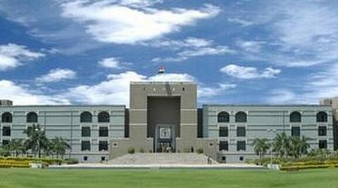 தடுப்பூசி போட்டுக் கொள்ள மறுத்ததால் பணிநீக்க நோட்டீஸ்; விமானப் படை உத்தரவை எதிர்த்து குஜராத் உயர் நீதிமன்றத்தில் வழக்கு: பதில் அளிக்க மத்திய அரசுக்கு உத்தரவு