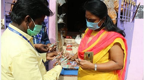 வேலூர் காகிதப் பட்டறையில் பெட்டிக் கடை ஒன்றில் பறிமுதல் செய்யப்பட்ட சிரஞ்சி வகை சாக்லெட்டுகள்.