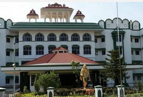 அரிய கண் நோயால் பாதிக்கப்பட்டுள்ள மதுரை சகோதரிகளுக்கு மருத்துவ உதவி: தமிழக அரசுக்கு உயர் நீதிமன்றம் உத்தரவு