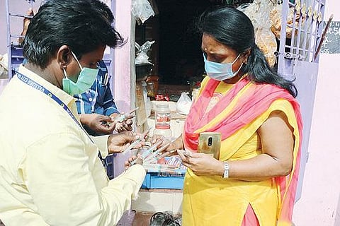 வேலூர் காகிதப்பட்டறை பகுதியில் சிரஞ்சியில் அடைக்கப்பட்ட சாக்லெட் விற்பனை செய்யப்படுகிறதா? என கடைகளில் சோதனை நடத்திய மாநகராட்சி மற்றும் உணவு பாதுகாப்பு துறை அதிகாரிகள்.