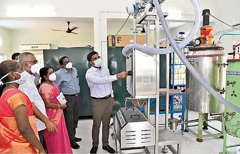 தூத்துக்குடியில் வேளாண்மைத்துறை சார்பில் அமைக்கப்பட்டுள்ள திரவ உயிர் உரம் உற்பத்தி மையத்தை மாவட்ட ஆட்சியர் கி.செந்தில் ராஜ் தொடங்கி வைத்தார்.