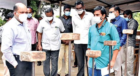 கொடுமுடி வட்டத்திற்கு உட்பட்ட கிராமங்களுக்கான வருவாய் தீர்வாய நிகழ்ச்சியில், நில அளவைக் கருவிகளை ஈரோடு ஆட்சியர் எச்.கிருஷ்ணன் உண்ணி பார்வையிட்டார்.