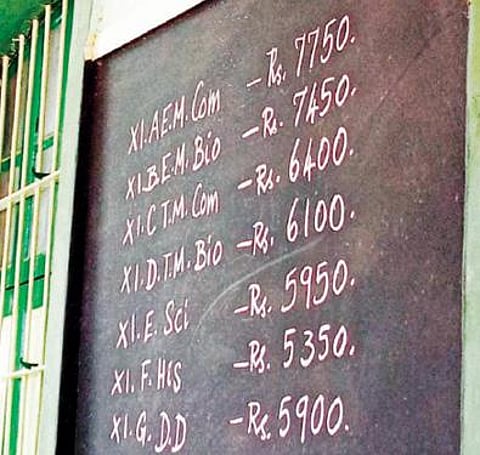 அரசு நிதி உதவி பெறும் திண்டிவனம் புனித பிலோமினாள் மேல்நிலைப் பள்ளியில் சேர்க்கைக் கட்டணம் குறித்து கரும்பலகையில் எழுதி வைக்கப்பட்டுள்ளது.
