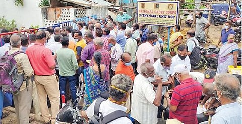 கடலூர் ராணுவ கேண்டினில் மதுபாட்டில் வாங்க குவிந்த முன்னாள் ராணுவ வீரர்கள்.