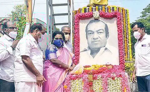 கவியரசு கண்ணதாசனின் 95-வது பிறந்த நாளையொட்டி, சென்னை தி.நகரில் உள்ள அவரது சிலைக்கு கீழ் வைக்கப்பட்டிருந்த படத்துக்கு தெலங்கானா ஆளுநர் தமிழிசை சவுந்தரராஜன் நேற்று மலர் தூவி மரியாதை செலுத்தினார். படங்கள்: பு.க.பிரவீன்