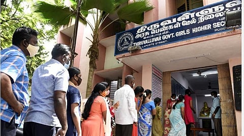 புதுச்சேரியில் திருவள்ளுவர் அரசுப் பள்ளியில் சேர்க்க விண்ணப்பம் பெற வரிசையில் காத்திருக்கும் பெற்றோர், மாணவிகள் | படம்: எம்.சாம்ராஜ்.