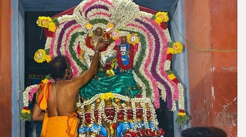 படம்: காரைக்கால் அம்மையாரை எதிர்கொண்டு, அம்பாளுடன் காட்சிக் கொடுத்த சிவபெருமான்